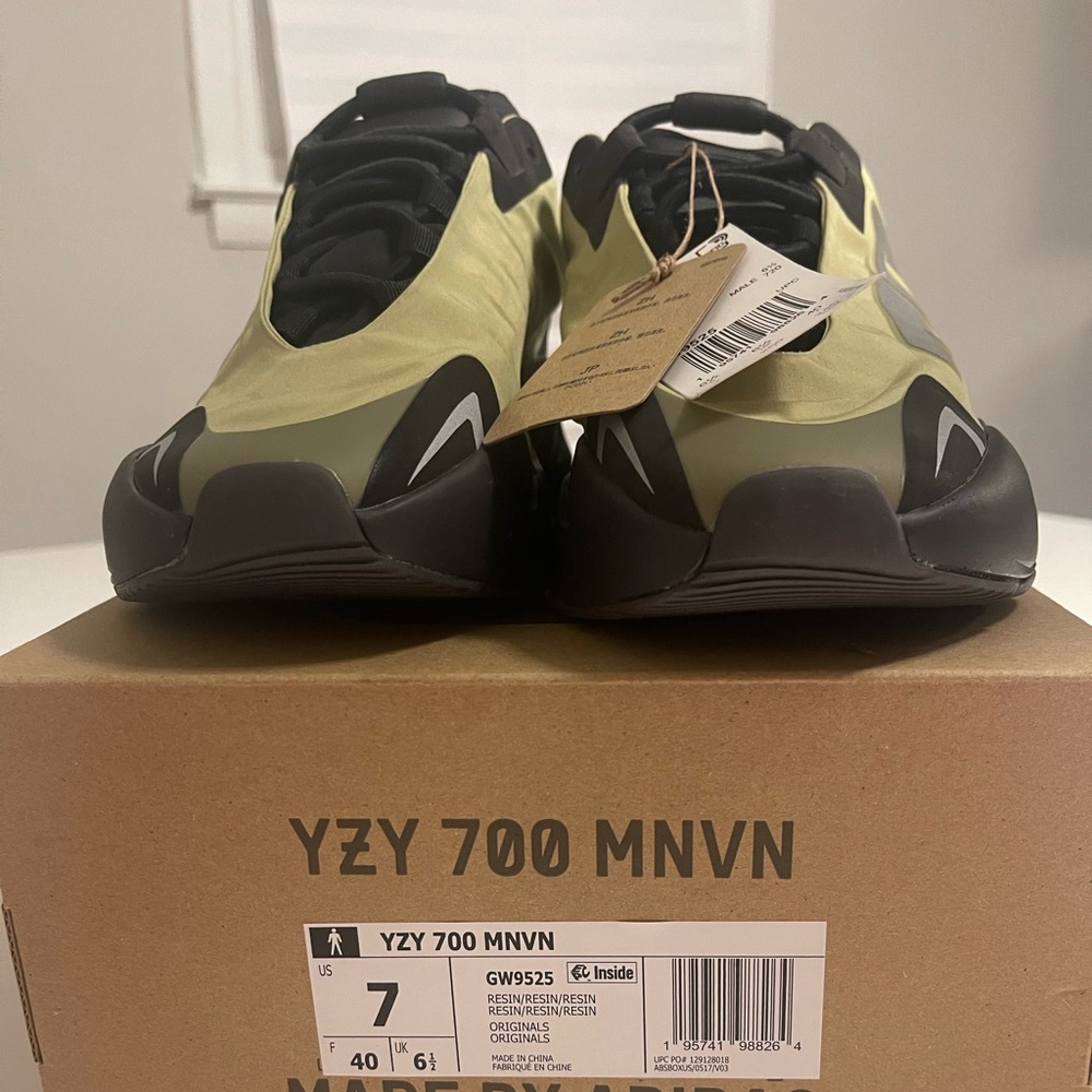 YZY 700 MNVN NEW W/ TAGS Size 9 women (7 men)